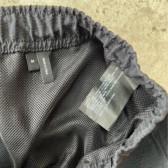 Theory Jace Splash Seer Swim Shorts in Black, size M - Picture 8 of 10